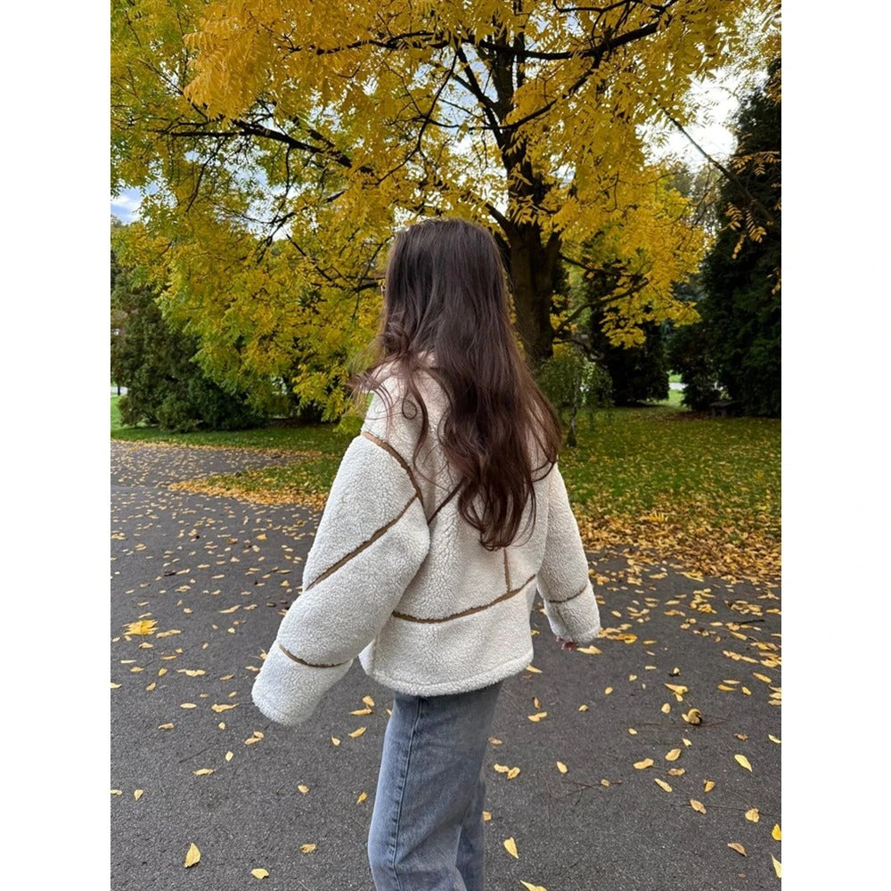 Elegant dobbeltsidig damejakke, reversjakke i svart og khaki, ideell for kaldere dager og mote.