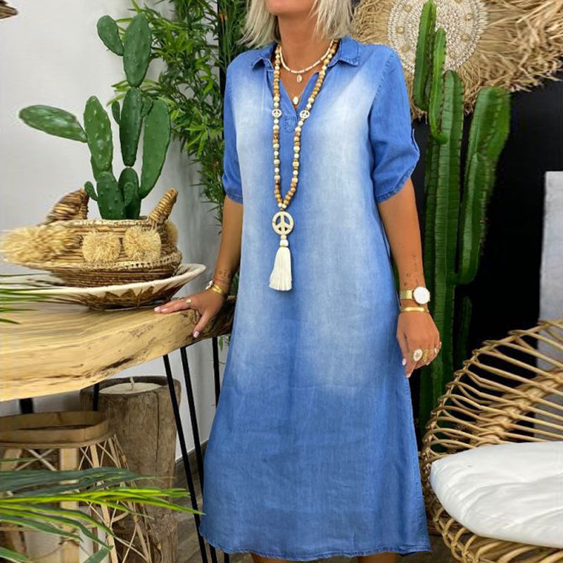 "Dongeri kjole for damer med V-hals og knapper, uformell denimstil, perfekt for vår og sommer, frontvisning."