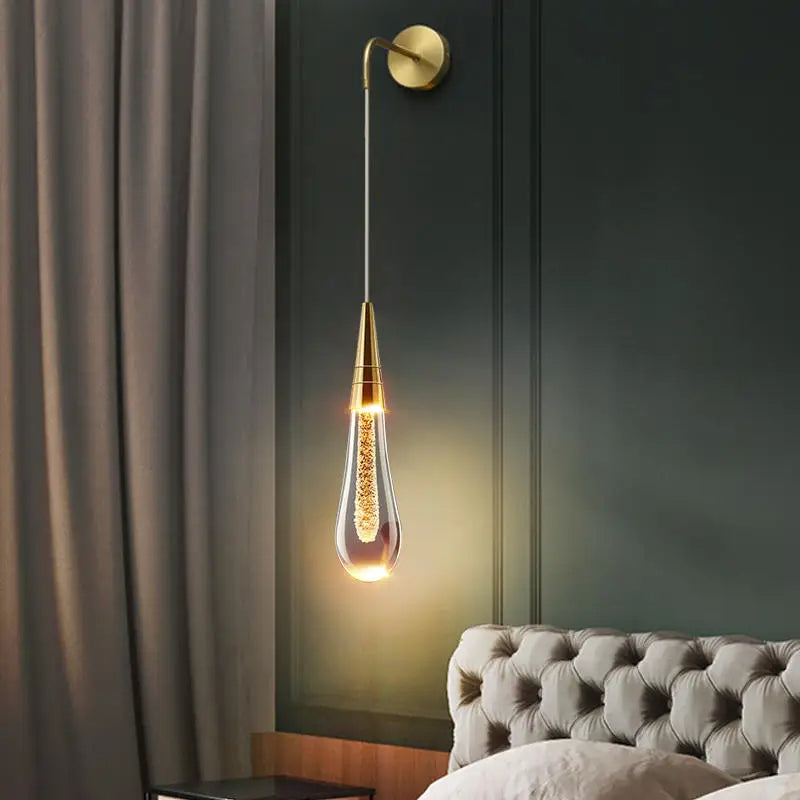 Elegant dråpeformet vegglampe for hjemmet; skaper en varm atmosfære i moderne og klassisk interiør.