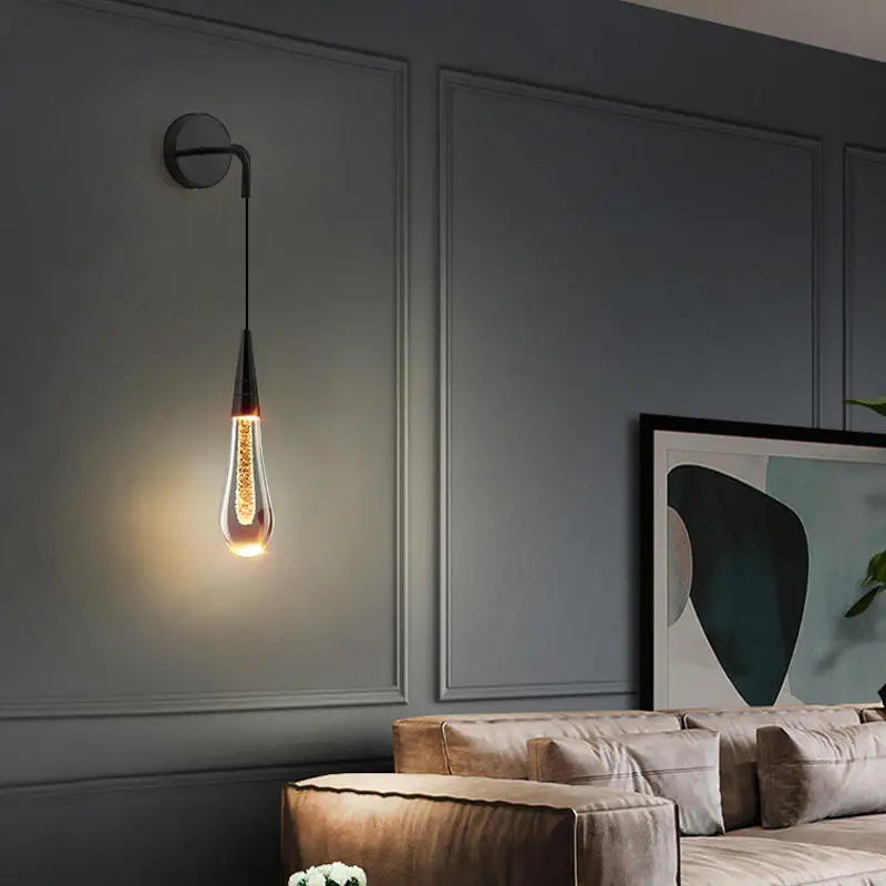 Moderne dråpeformet vegglampe med varmt lys, passer til både moderne og klassisk hjemmeinnredning for atmosfære.