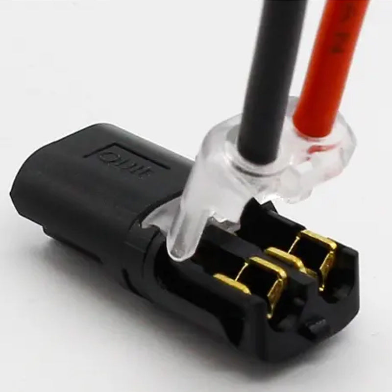 "Effektiv dobbel-leder plug-in-kontakt med låsespenne i beige og blått for sikre elektriske prosjekter, verktøy og DIY."