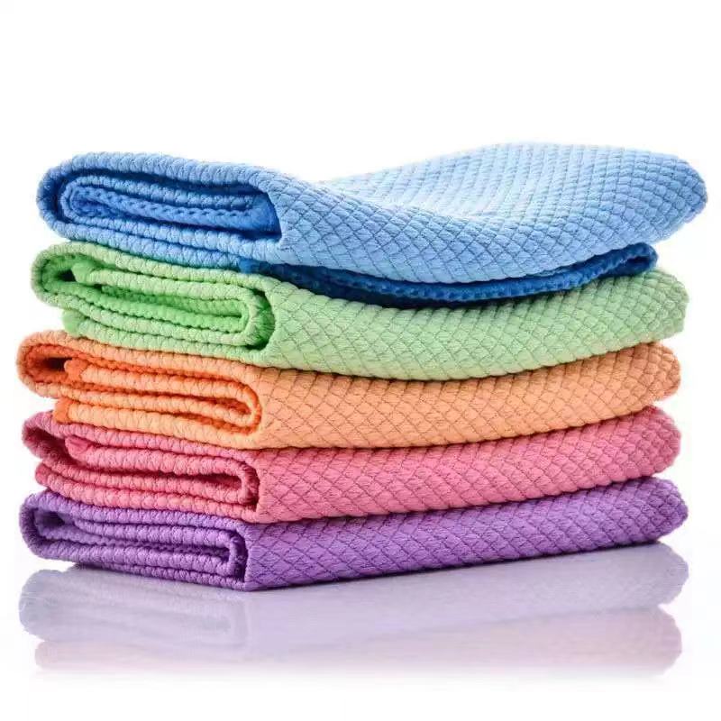 Effektiv mikrofiber rengjøringsklut for flekkfri hjemmerengjøring og skinnende overflater.