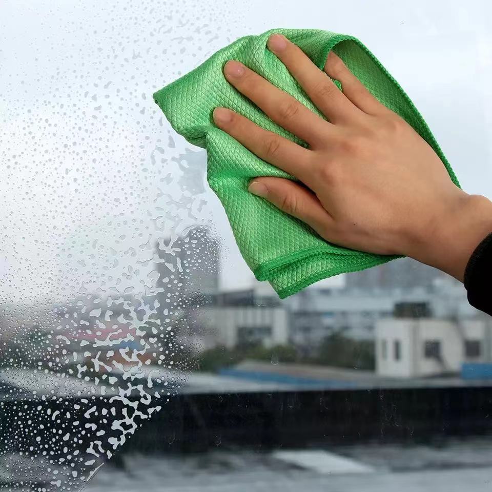 Kraftig mikrofiberklut med nano-teknologi for dyprensing og skinnende rent hjem.