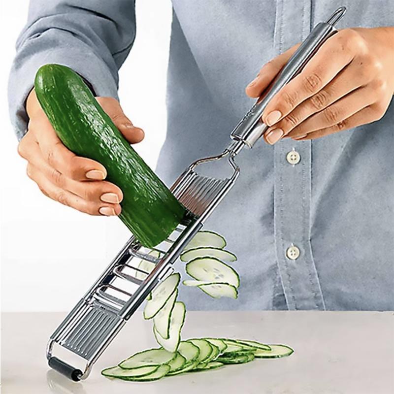"Effektiv sølvfarget grønnsakskutter med fire utskiftbare kniver og ergonomisk håndtak for presis kutting."