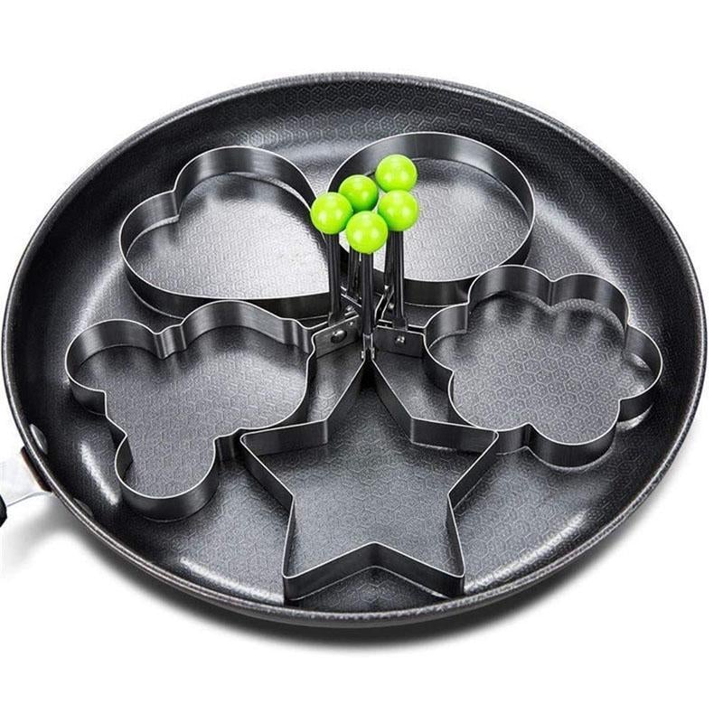 "Eggformer i rustfritt stål, non-stick, forskjellige mønstre som blomst, hjerte, rund, mus og stjerne på lys bakgrunn."