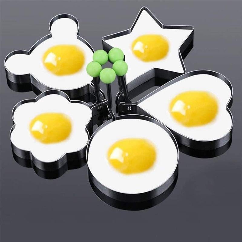 "Eggformer i rustfritt stål, non-stick, forskjellige mønstre som blomst, hjerte, rund, mus og stjerne på lys bakgrunn."
