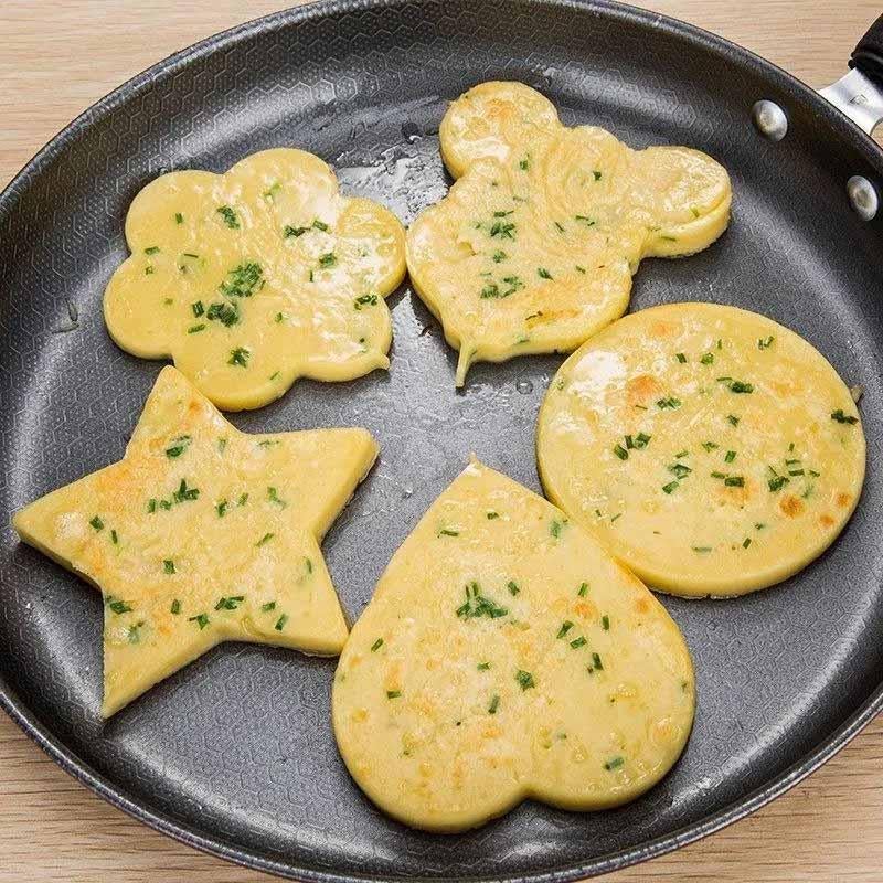 "Eggformer i rustfritt stål, non-stick, forskjellige mønstre som blomst, hjerte, rund, mus og stjerne på lys bakgrunn."
