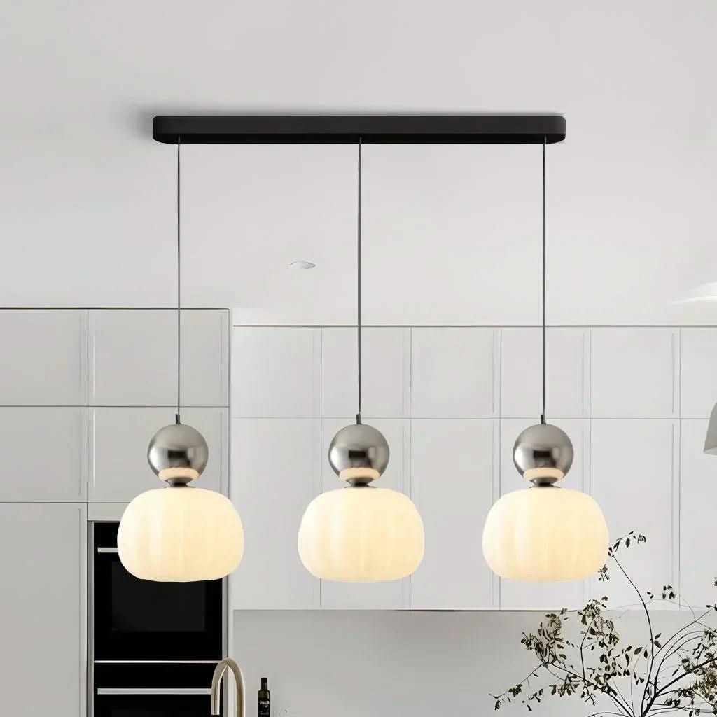 Geometrisk Art Deco taklampe, moderne klassiker som gir elegant og funksjonell belysning.