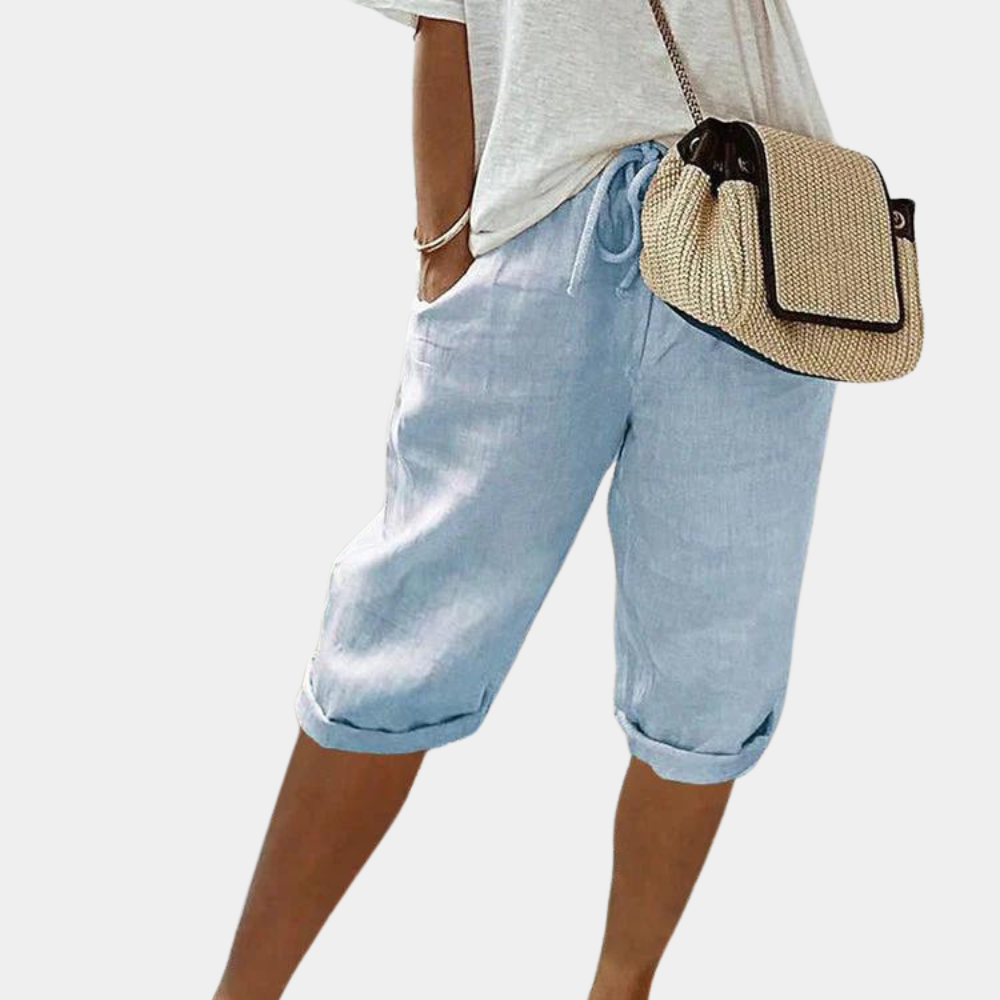 "Elastiske kvinneshorts i himmelblått med praktiske lommer, perfekt for sommermote og avslappet stil."