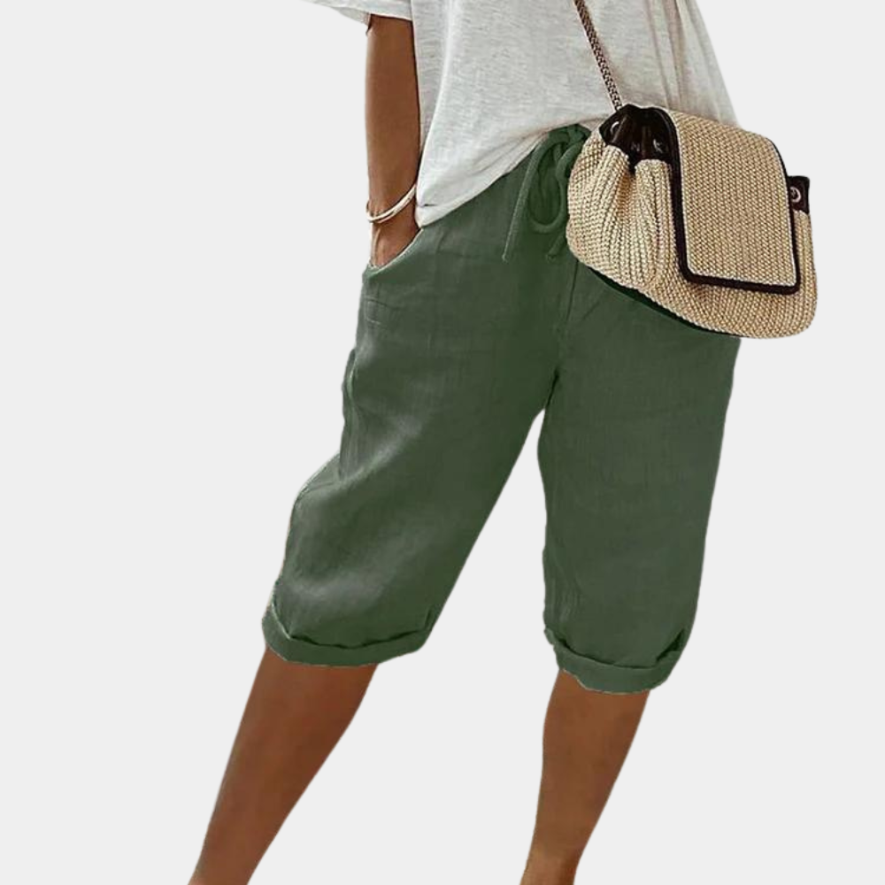 "Elastiske kvinneshorts i himmelblått med praktiske lommer, perfekt for sommermote og avslappet stil."