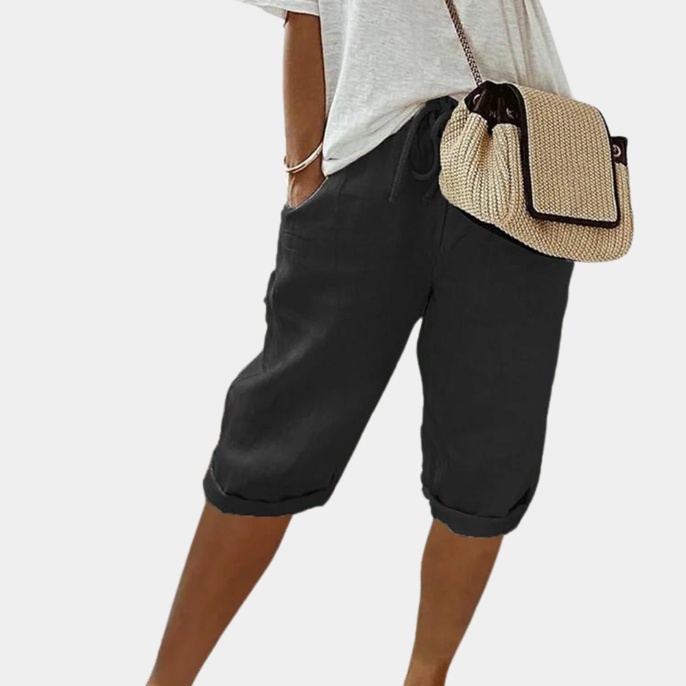 "Elastiske kvinneshorts i himmelblått med praktiske lommer, perfekt for sommermote og avslappet stil."