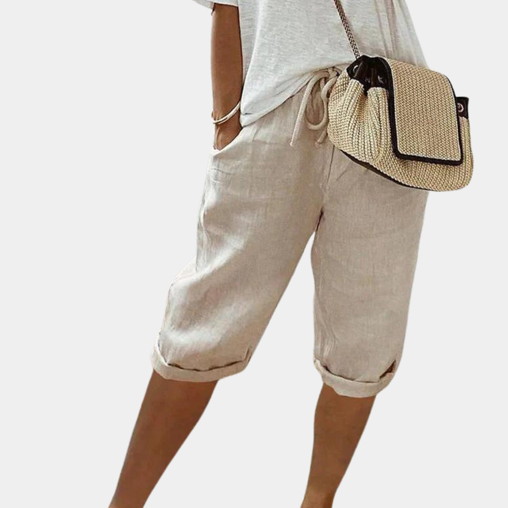 "Elastiske kvinneshorts i himmelblått med praktiske lommer, perfekt for sommermote og avslappet stil."