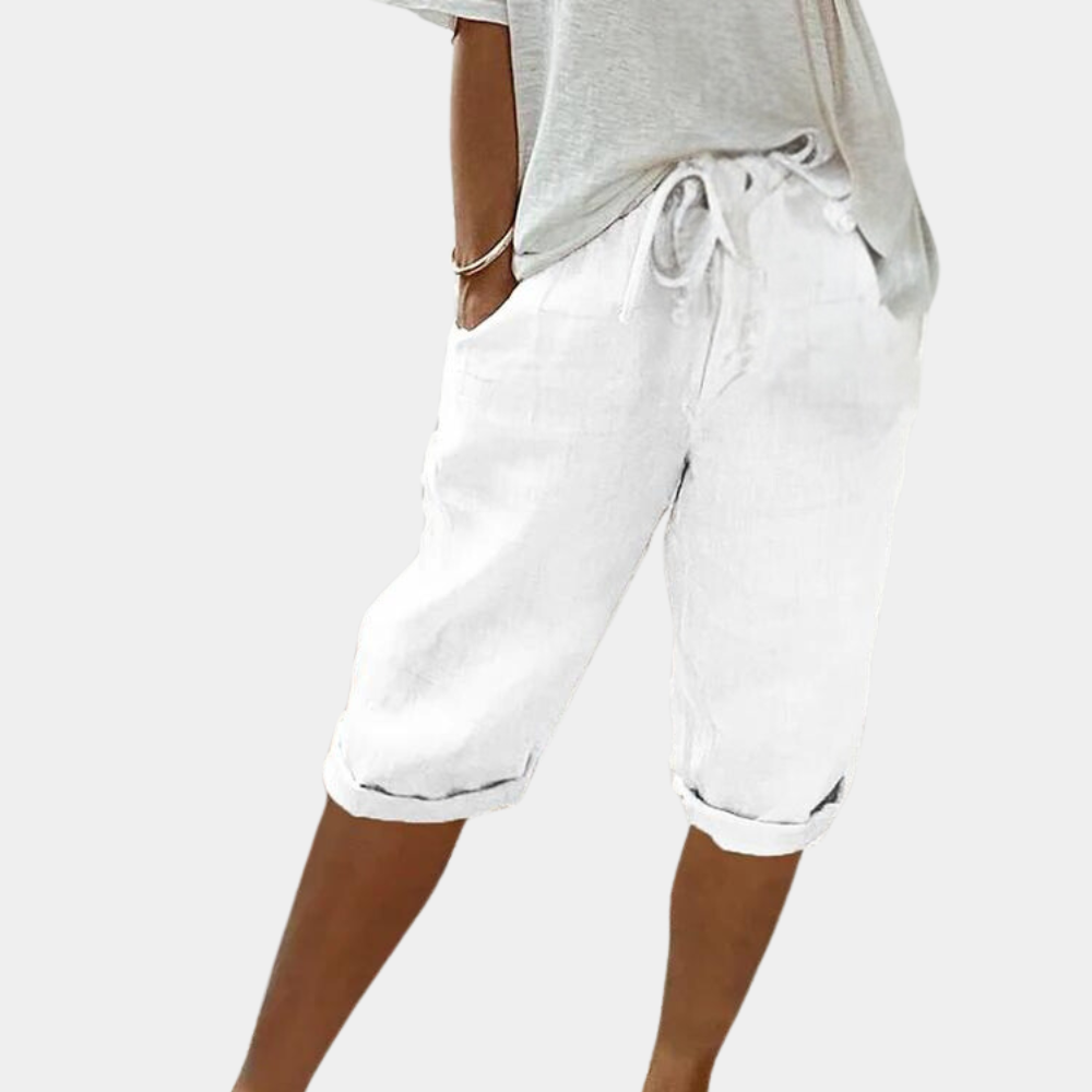 "Elastiske kvinneshorts i himmelblått med praktiske lommer, perfekt for sommermote og avslappet stil."