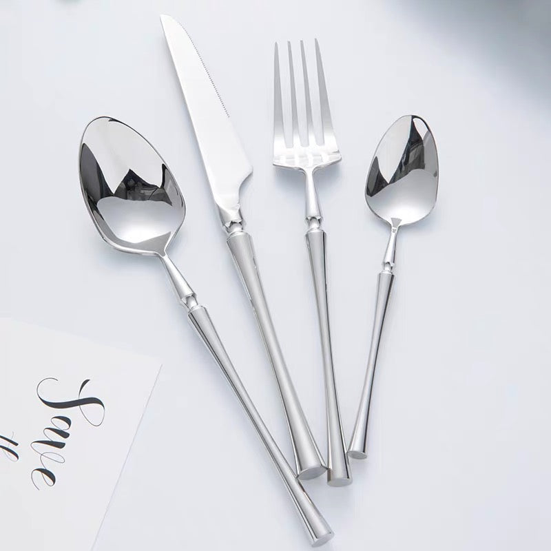 Komplett 24-delers bestikksett med kniver, gafler, skjeer i rustfritt stål. Elegant middagsservise.
