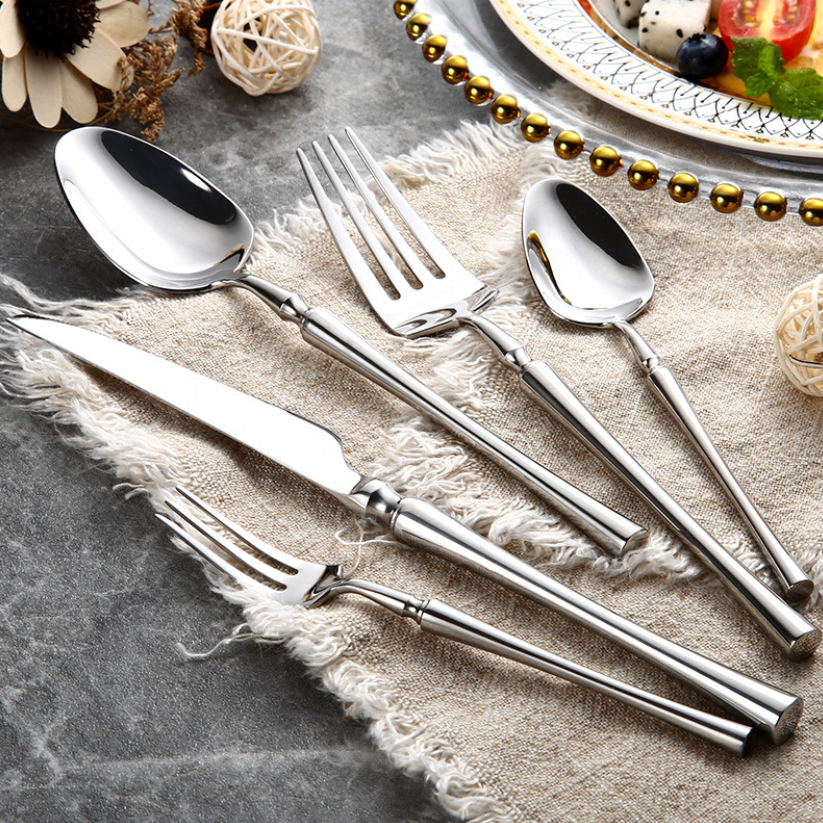 Moderne 24-delers bestikksett i rustfritt stål. Tidløst design for elegant borddekking og kjøkken.