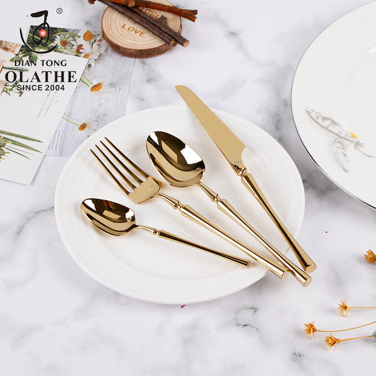 Gaveidé: Elegant 24-delers bestikksett i rustfritt stål. Perfekt servise for bryllup eller hjemmedekor.