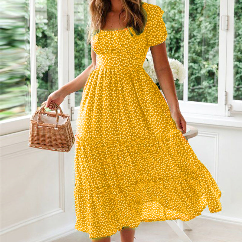 Elegant A-line kjole med blomster, puffermer og firkantet hals; pustende stoff og volanger for stilfull komfort.