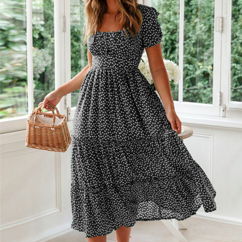 Elegant A-line kjole med blomster, puffermer og firkantet hals; pustende stoff og volanger for stilfull komfort.