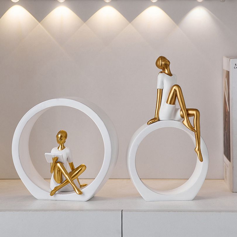 Moderne abstrakt pynt til skrivebord, hjemmeinnredning. Skulpturell form, elegant kontorpynt, minimalistisk stil.