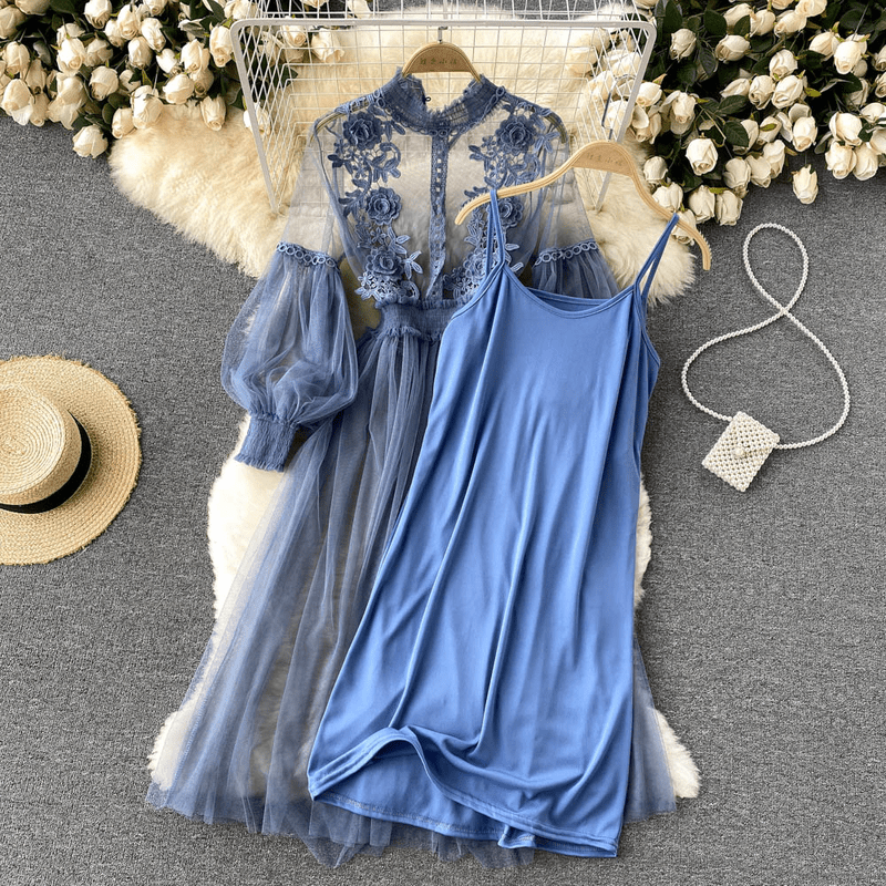 Formell kveldsdrakt for kvinner, en elegant festkjole med vakre blomsterdetaljer for spesielle anledninger.