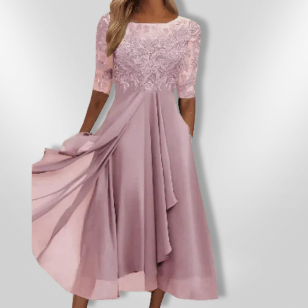 Stilren elegant aftenkjole med blonder, asymmetrisk passform for fest eller bryllup. En fin sommerkjole.