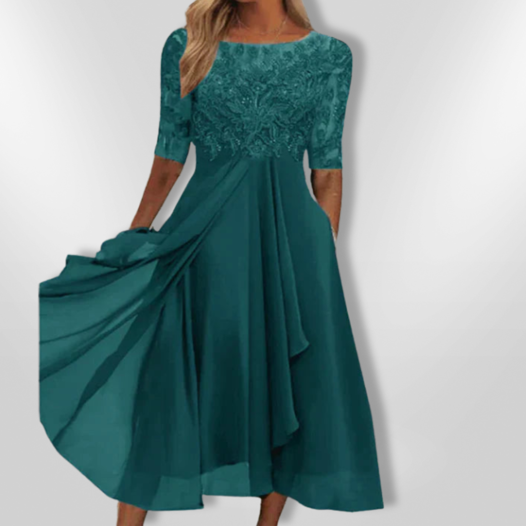 Formell asymmetrisk sommerkjole i blonder. Elegant kvinnekjole for fest og kveldsbruk.