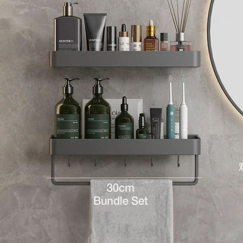 Veggmontert hylle med integrert håndkleholder, elegant og praktisk løsning for badets oppbevaring.