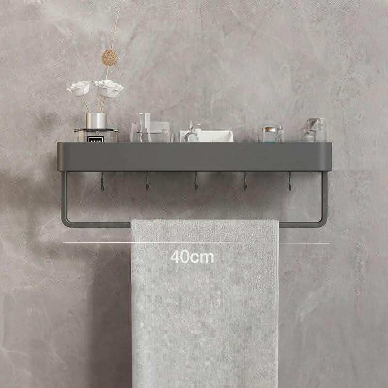 Minimalistisk vegghylle for badet i metall, med håndkleholder og god plass til toalettartikler.