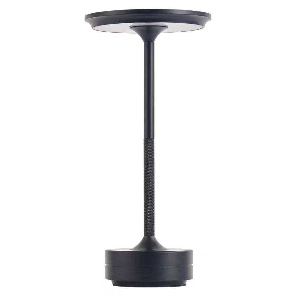 "Elegant, bærbar LED-bordlampe i svart, gull eller sølv med USB-opplading; ideell for moderne og klassiske rom."