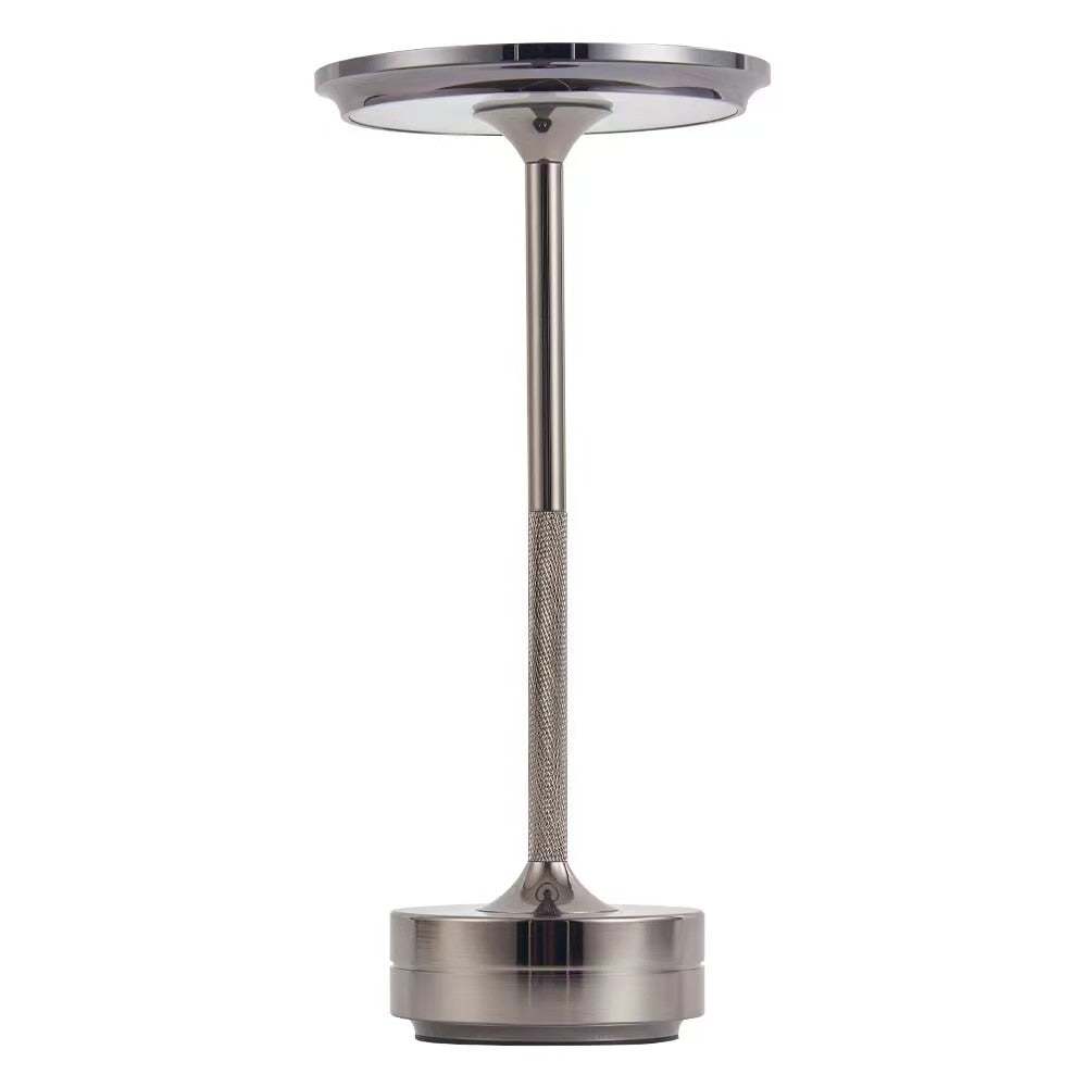 "Elegant, bærbar LED-bordlampe i svart, gull eller sølv med USB-opplading; ideell for moderne og klassiske rom."