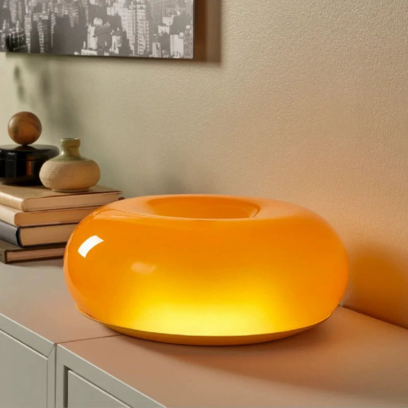 "Elegant Bauhaus Donut lampe i hvit og oransje, dimmbart lys, vegg- og bordbruk. Flott til moderne interiør."