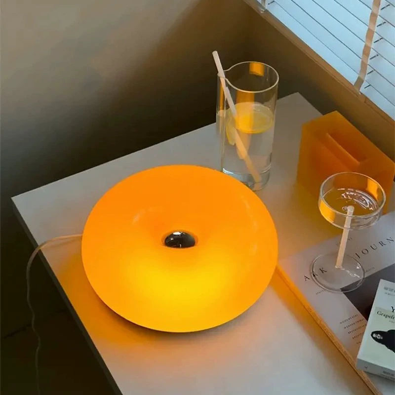 "Elegant Bauhaus Donut lampe i hvit og oransje, dimmbart lys, vegg- og bordbruk. Flott til moderne interiør."