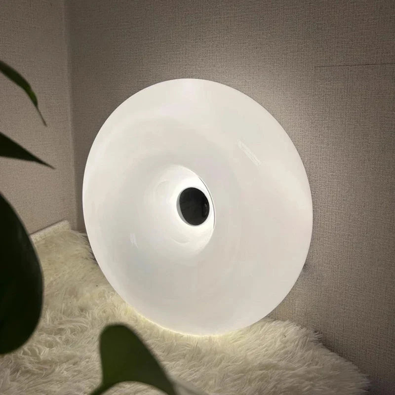 "Elegant Bauhaus Donut lampe i hvit og oransje, dimmbart lys, vegg- og bordbruk. Flott til moderne interiør."