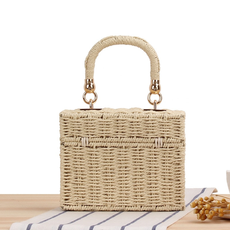 Kvinneveske i halm med et elegant design, allsidig og ideell som sommerveske i kamel.