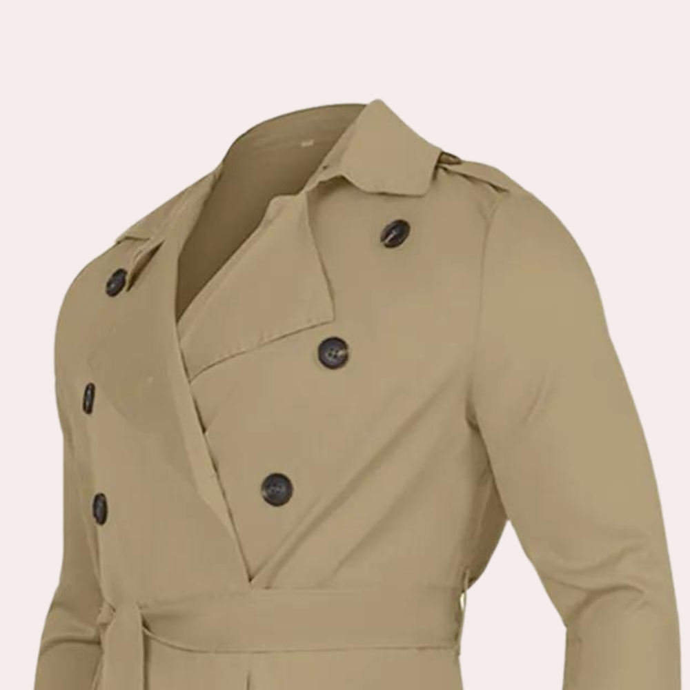 Rygg av elegant beige herretrenchcoat med avslappet passform. Komfortabel og stilig ytterjakke for menn i vinter/høst.