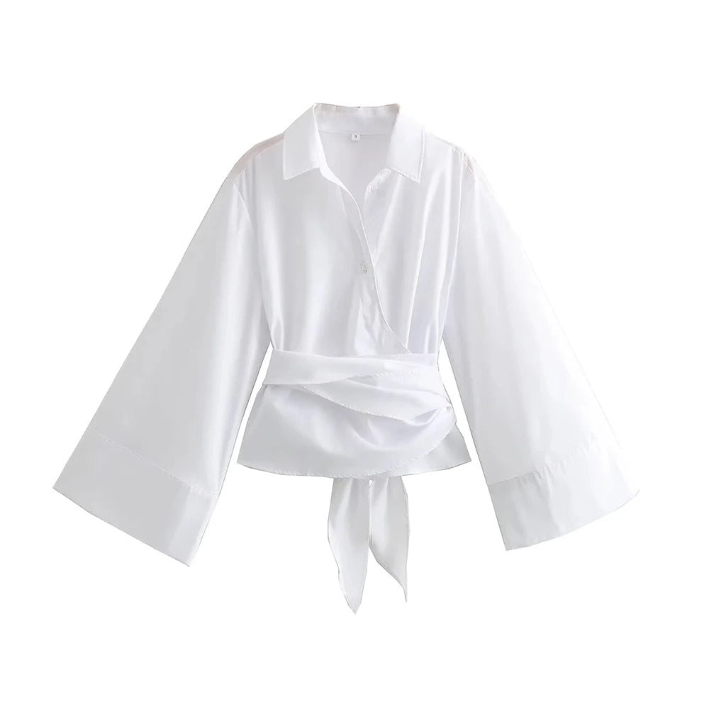 Komfortabel og elegant kimonobluse for kvinner, langermet, med en subtil sløyfe som gir et sofistikert preg.