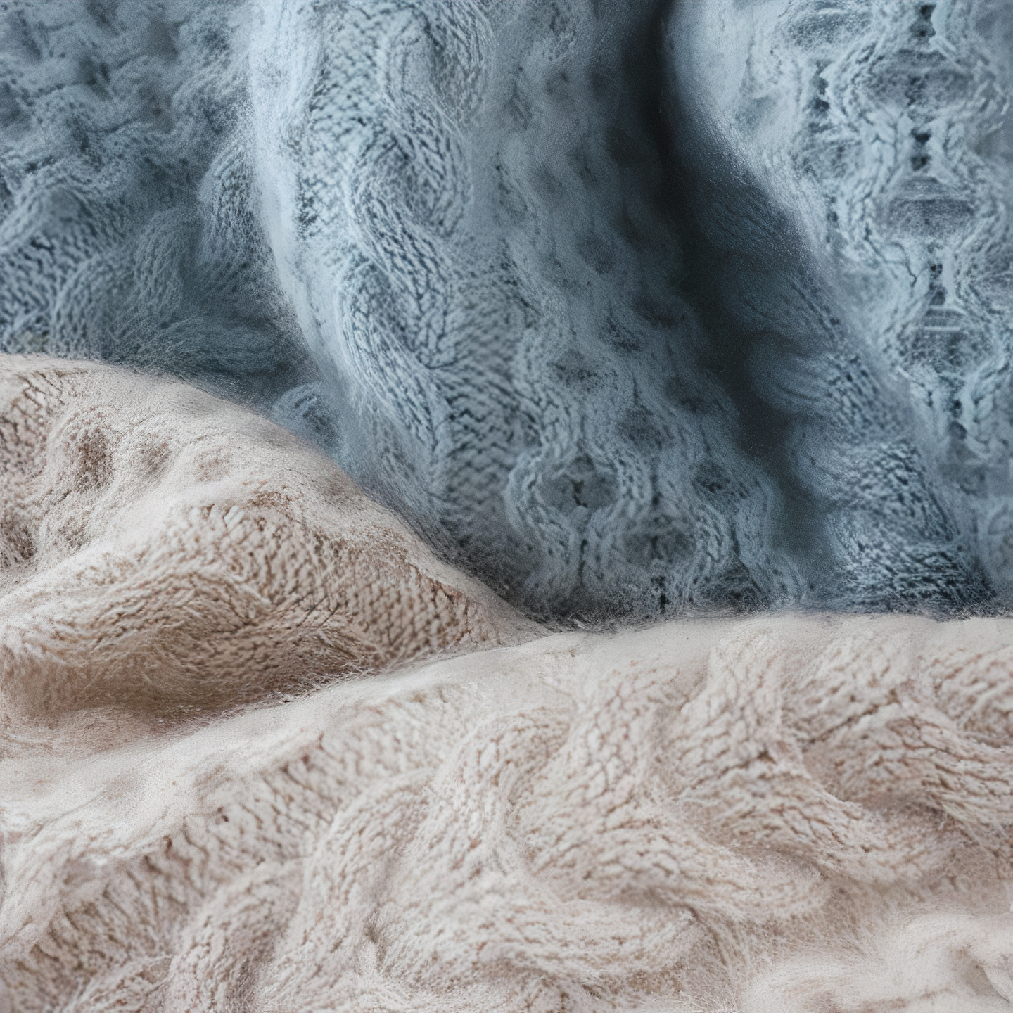 Varm beige strikkegenser for dame med detaljert kabelmønster, polokrage. Komfortabel høstmote.