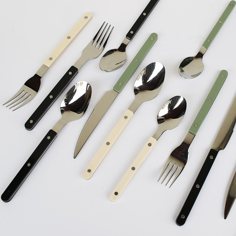 Komplett 24-dels bestikksett for 6. Inkluderer gafler, kniver, skjeer for hverdag og fest.