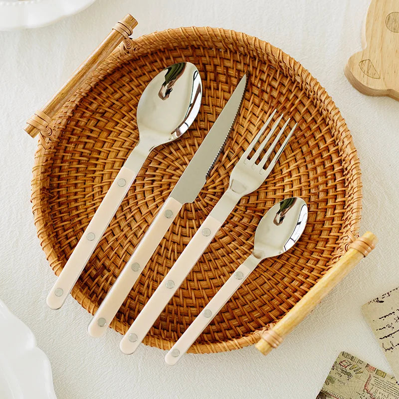 Svart bestikksett, 24 deler for 6 personer. Elegant og moderne design til din borddekking.