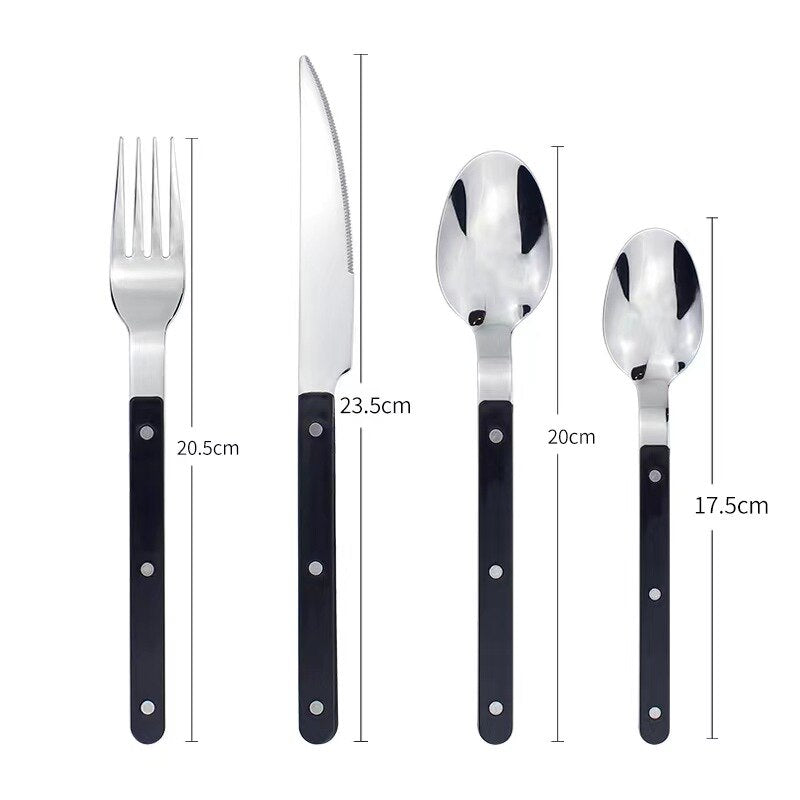 Borddekking med elegant bestikksett for 6. 24 deler i moderne stil, perfekt for middag.