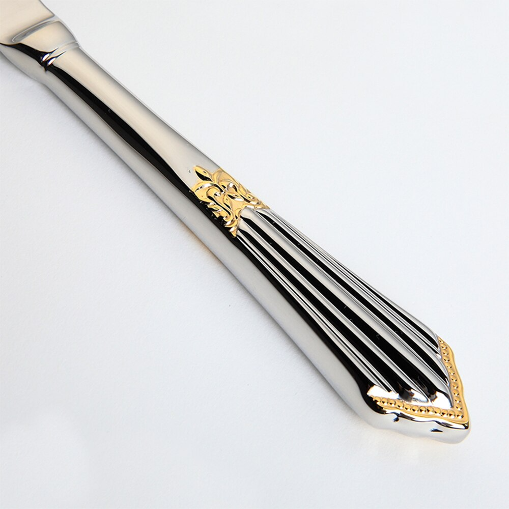 Komplett middagsbestikksett i rustfritt stål. Inkluderer gafler, kniver og skjeer for elegant borddekking.
