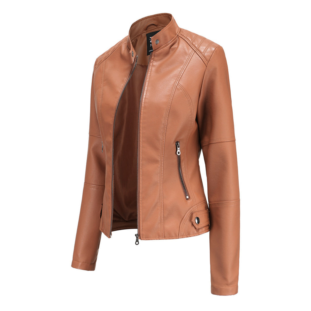 Elegant biker skinnjakke for kvinner i mykt skinn, detaljert med symmetrisk glidelås. Flere farger tilgjengelig.