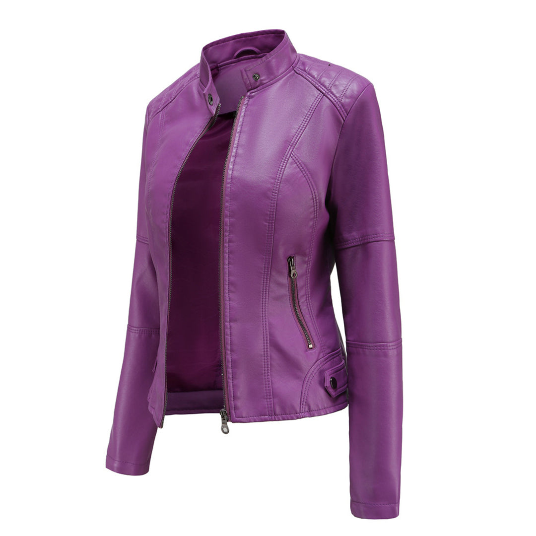 Elegant biker skinnjakke for kvinner i mykt skinn, detaljert med symmetrisk glidelås. Flere farger tilgjengelig.