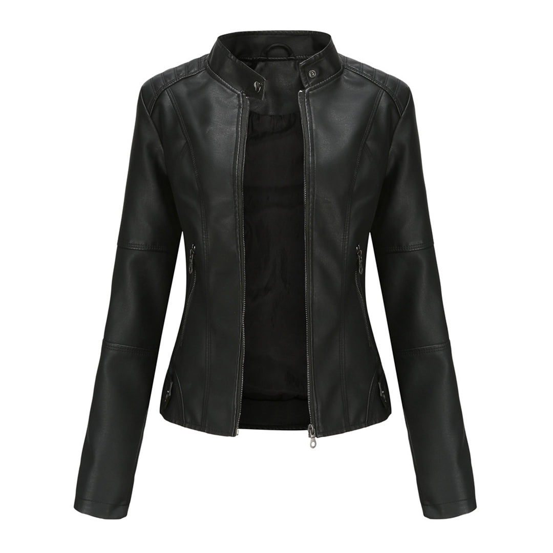 Elegant biker skinnjakke for kvinner i mykt skinn, detaljert med symmetrisk glidelås. Flere farger tilgjengelig.
