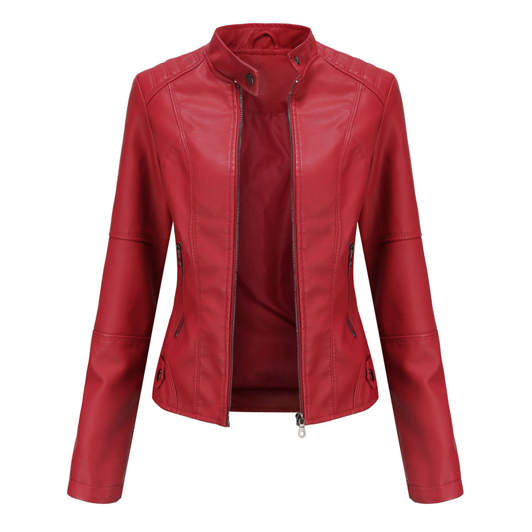 Elegant biker skinnjakke for kvinner i mykt skinn, detaljert med symmetrisk glidelås. Flere farger tilgjengelig.