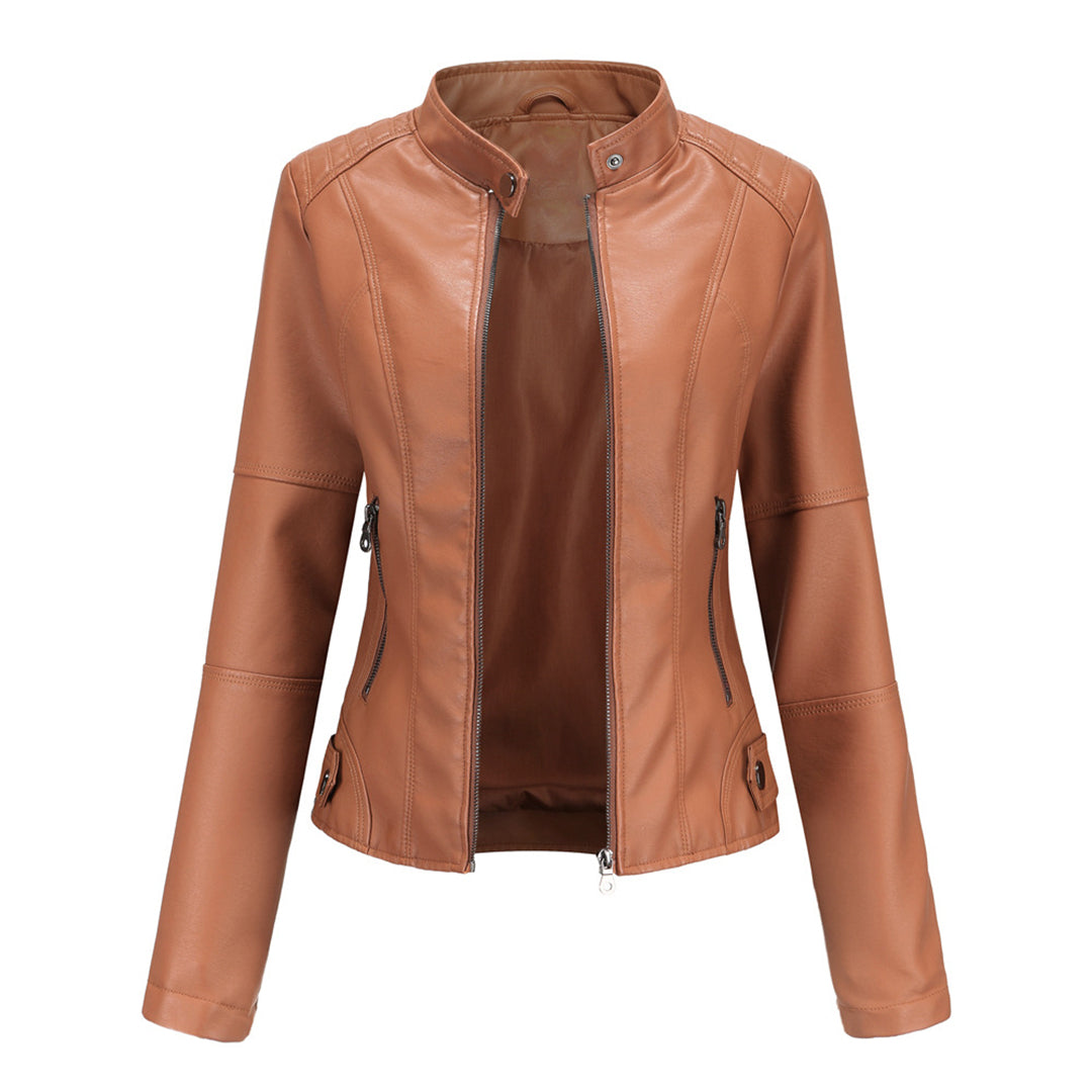 Elegant biker skinnjakke for kvinner i mykt skinn, detaljert med symmetrisk glidelås. Flere farger tilgjengelig.