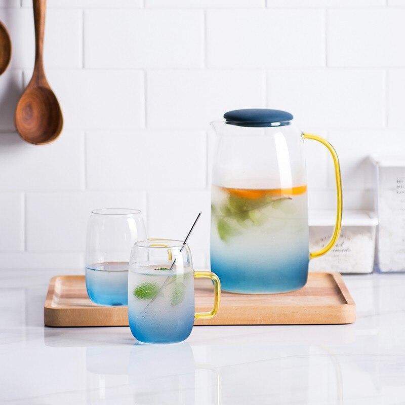 Nærbilde av elegant, håndblåst blå glasskaraffel og drikkeglass. Borosilikatglass for optimal kvalitet.
