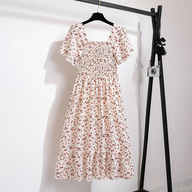 Lett og luftig blomstret sommerkjole for kvinner, perfekt for ferie og casual dager. Komfortabel midikjole.