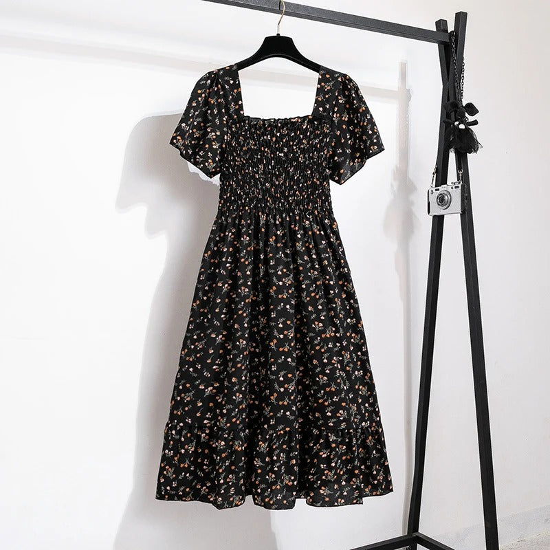 Luftig blomstret midikjole for kvinner, perfekt som sommerkjole og casual antrekk. Elegant og komfortabel.