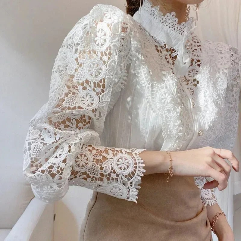 Feminin blondebluse med delikate detaljer, perfekt som sommerbluse eller elegant festtopp.